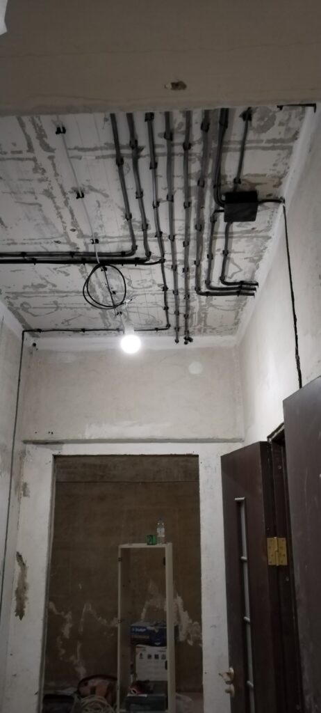 Прокладка кабеля по потолку в квартире — электромонтажные работы в Москве под ключ. КЕА-ЭЛЕКТРО